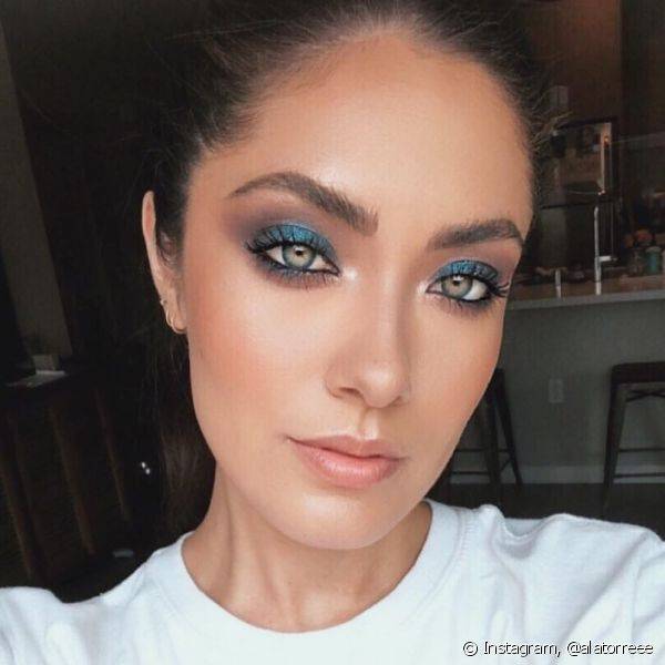 Usar tons frios, como o azul, combinado a tons quentes, como o esfumado marrom, garante uma maquiagem colorida e harm?nica (Foto: Instagram @alatorreee)